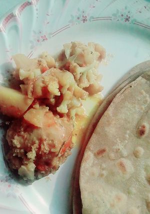 A picture of Chicken Gobhi Alu.