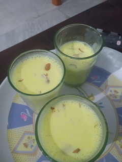 केसरिया बादाम ठंडाई (Kesariya badam thandai recipe in Hindi) रेसिपी मुख्य फोटो