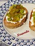 9️⃣ Ψωμί με αβοκάντο, μέλι και cottage cheese
