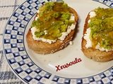 9️⃣ Ψωμί με αβοκάντο, μέλι και cottage cheese