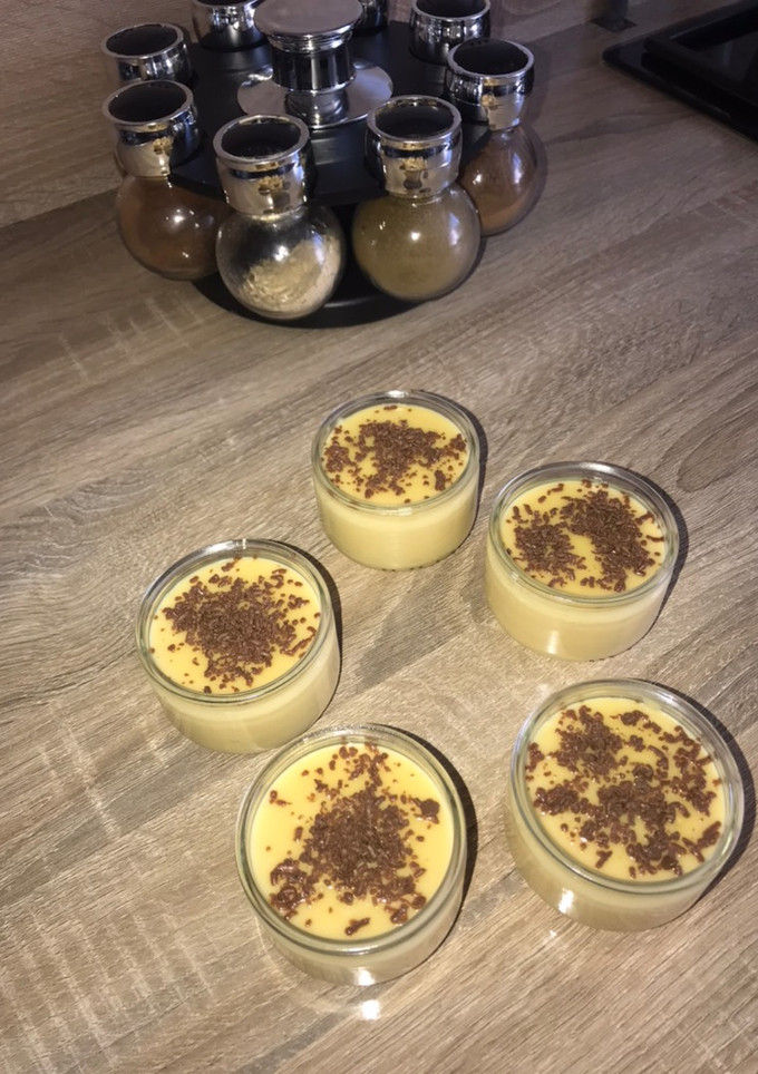 Una foto de Natillas de chocolate blanco