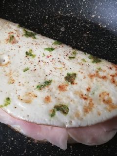 Una foto de Tortilla de claras con hierbas frescas rellena de pavo