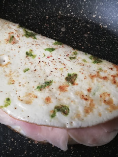 Una foto de Tortilla de claras con hierbas frescas rellena de pavo