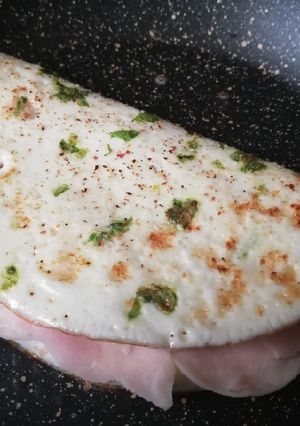 Una foto de Tortilla de claras con hierbas frescas rellena de pavo