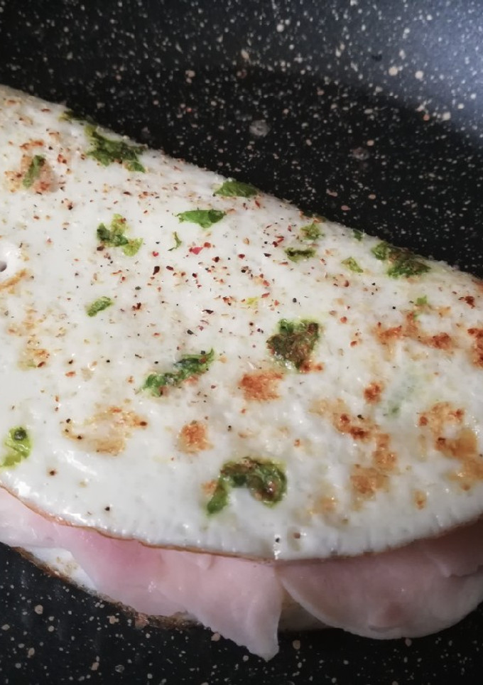 Una foto de Tortilla de claras con hierbas frescas rellena de pavo