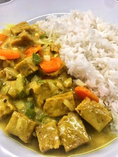 Una foto de Seitán al curry con arroz basmati