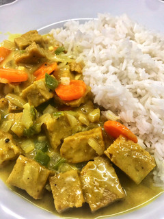 Una foto de Seitán al curry con arroz basmati