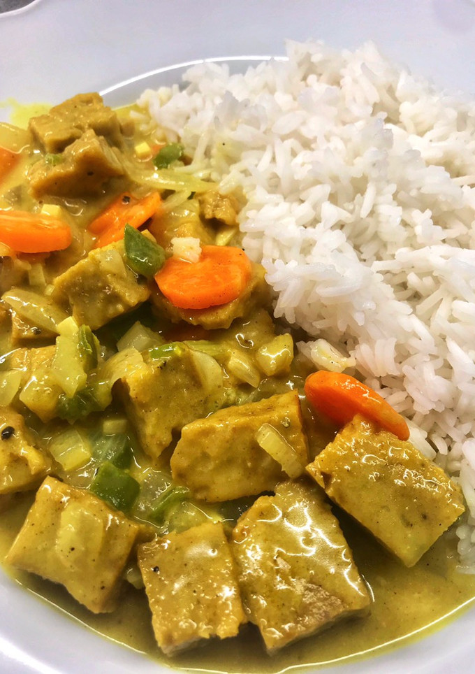 Una foto de Seitán al curry con arroz basmati