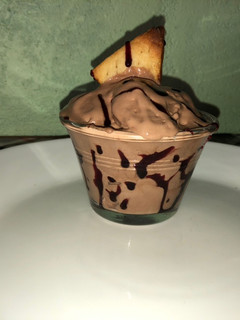 Una foto de Nieve de Chocolate con culis de Jamaica y galleta de masa quebrada