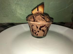 Una foto de Nieve de Chocolate con culis de Jamaica y galleta de masa quebrada