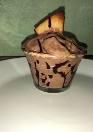 Una foto de Nieve de Chocolate con culis de Jamaica y galleta de masa quebrada