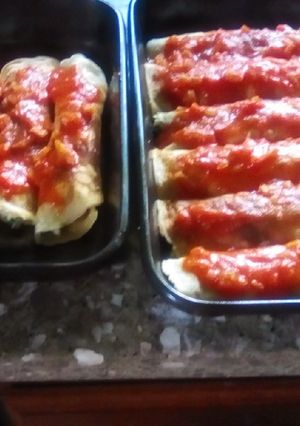 Una foto de Canelones de ricotta y espinaca con salsa