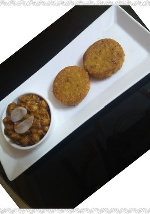 A picture of Aloo Tikki Choley.