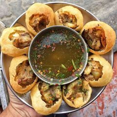 A picture of Gol gappe.