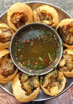 A picture of Gol gappe.
