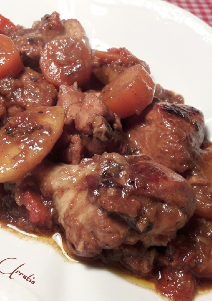 Una foto de Pollo en salsa confitada de cebolla roja y pimiento asado