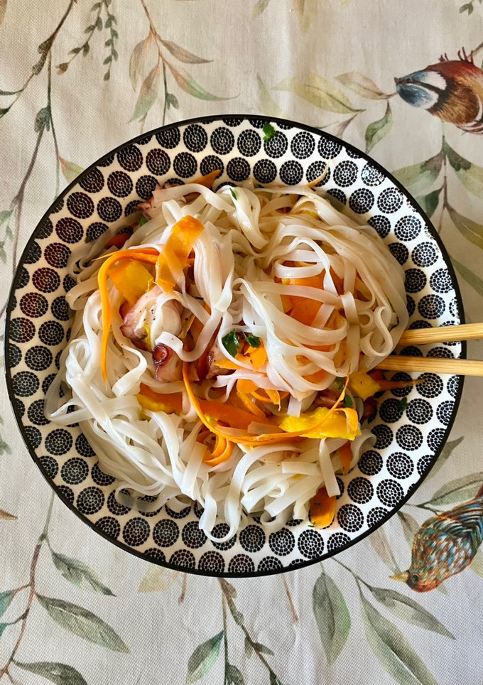 Una foto de Ensalada de fideos de arroz y pulpo
