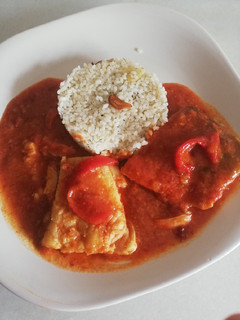 Una foto de Lomos de Bacalao en salsa Vizcaína con arroz especiado