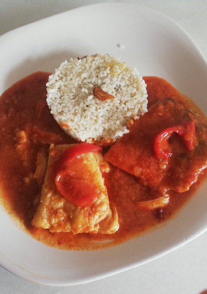 Una foto de Lomos de Bacalao en salsa Vizcaína con arroz especiado