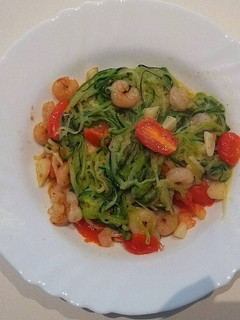 Una foto de Espaguetis de calabacín con gambas 🥒🍝🦐