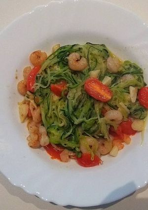 Una foto de Espaguetis de calabacín con gambas 🥒🍝🦐
