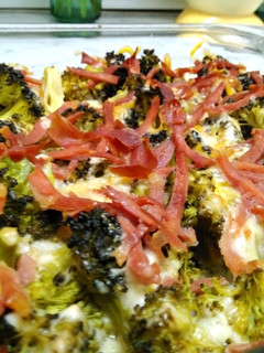 Una foto de Brócoli con queso y jamón al horno. Fácil, rápido y sano
