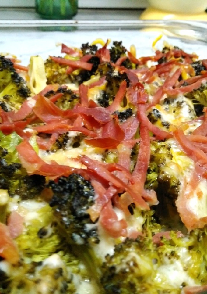 Una foto de Brócoli con queso y jamón al horno. Fácil, rápido y sano
