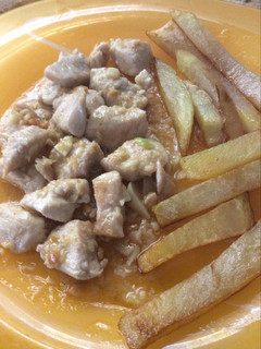Una foto de Pollo con almendras y ajos