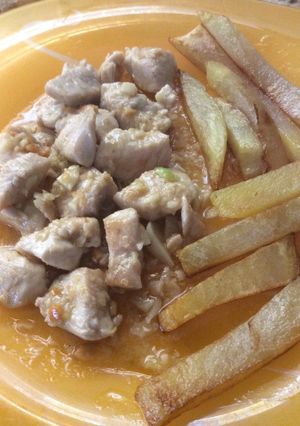 Una foto de Pollo con almendras y ajos