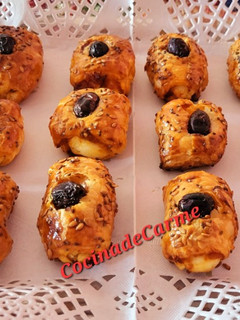 Una foto de Mini rollitos de hojaldre con queso brie y sobrasada