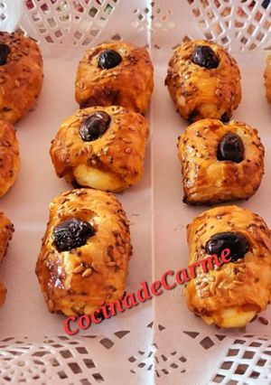 Una foto de Mini rollitos de hojaldre con queso brie y sobrasada