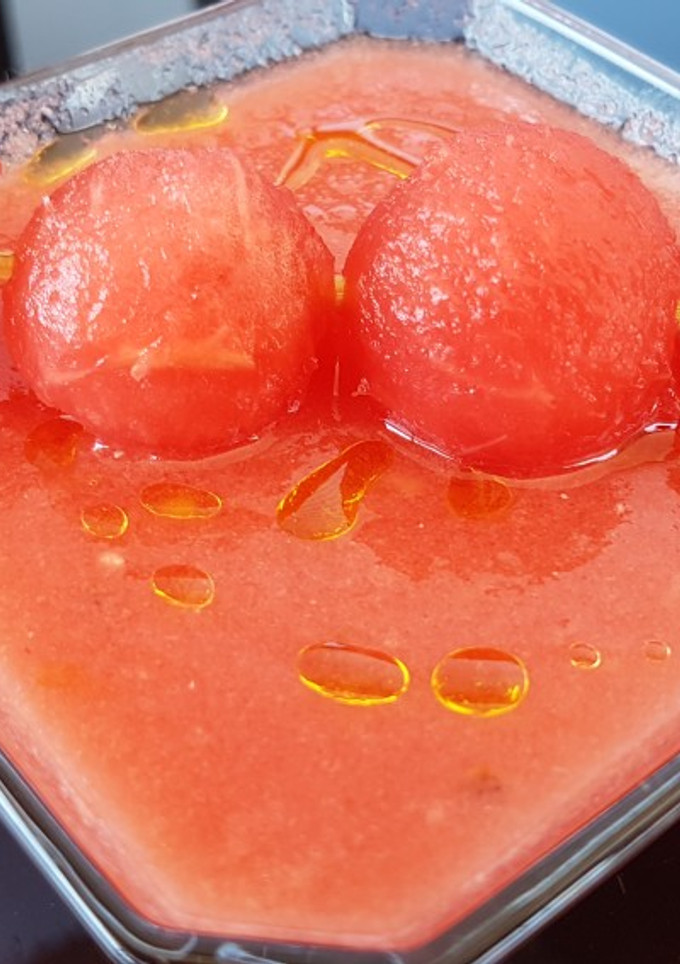 Una foto de Sopa fría de sandía🍉 tomate🍅 con jengibre