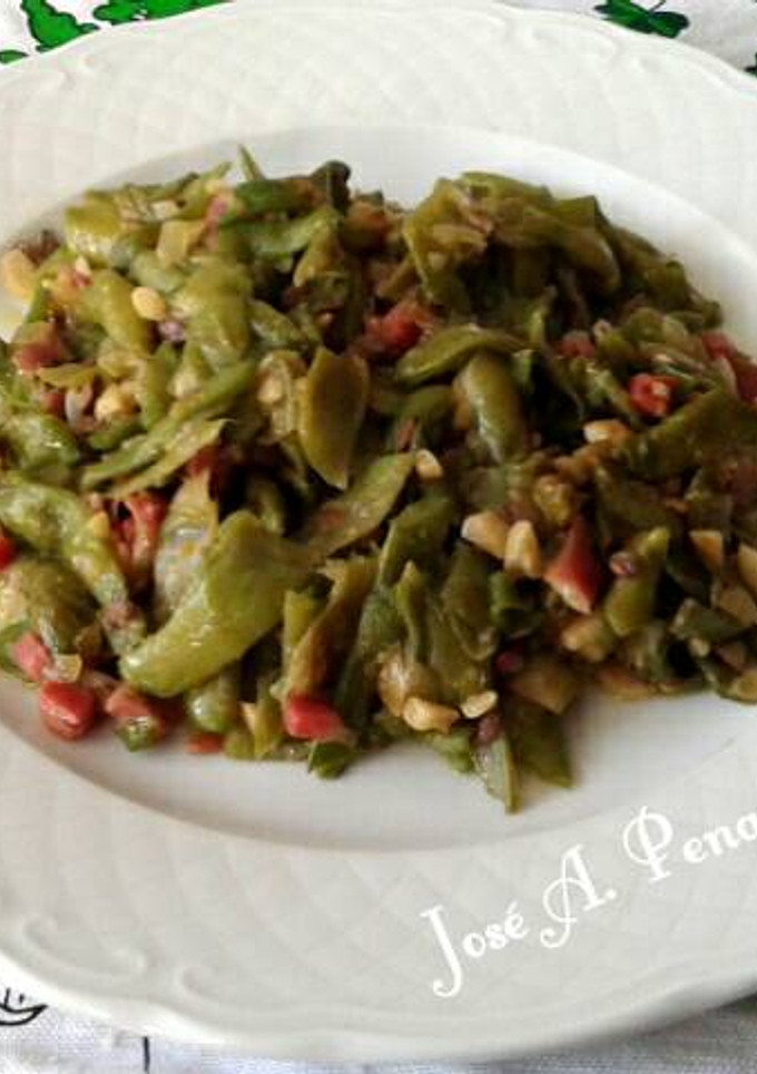 Una foto de Habichuelas salteadas con ajos, cebolla y jamón