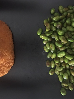 Una foto de Edamame picante con escalope vegano sin aceite