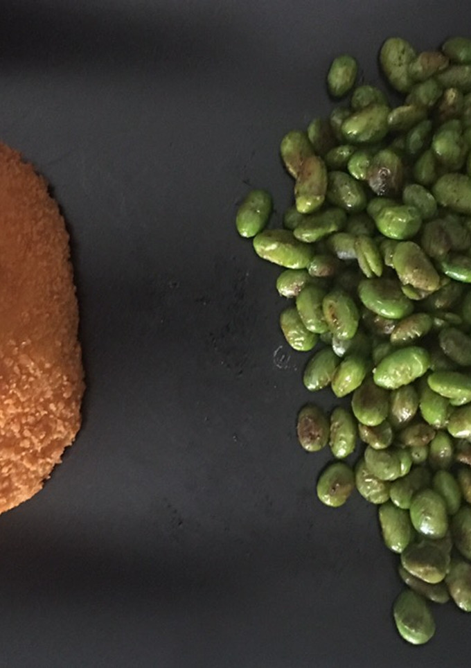 Una foto de Edamame picante con escalope vegano sin aceite