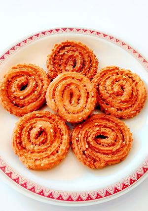 ચોખા ના લોટ ની ચકરી (Chokha Flour Chakri Recipe In Gujarati) રેસીપી મુખ્ય ફોટો