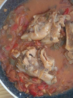 Una foto de Manitas de cerdo en salsa