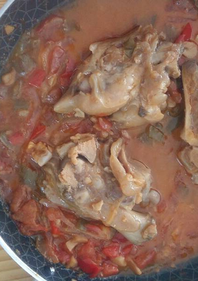 Una foto de Manitas de cerdo en salsa