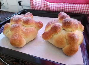 Una foto de Pan De Muerto. Receta Mexicana
