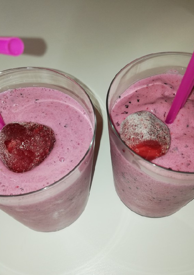 Una foto de Smoothie de arándanos y fresas 🍓