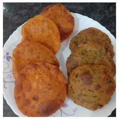 A picture of Palak pooris & masala pooris.