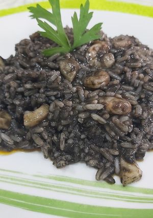 Una foto de Arroz negro con calamares y gambas