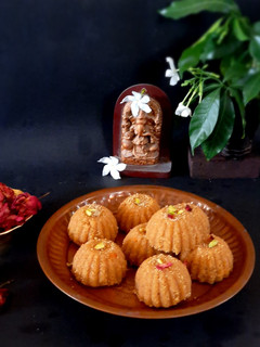 ચુરમા ના લાડુ (Churma Ladoo Recipe In Gujarati) રેસીપી મુખ્ય ફોટો