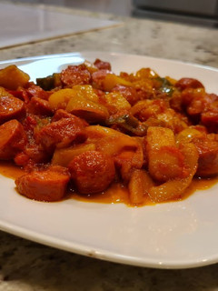 Una foto de Salteado de salchichas y verduras