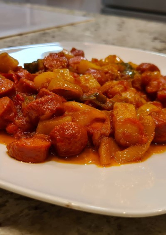 Una foto de Salteado de salchichas y verduras