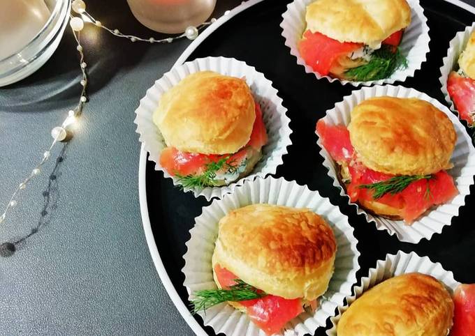 Профитроли из слоёного теста с семгой