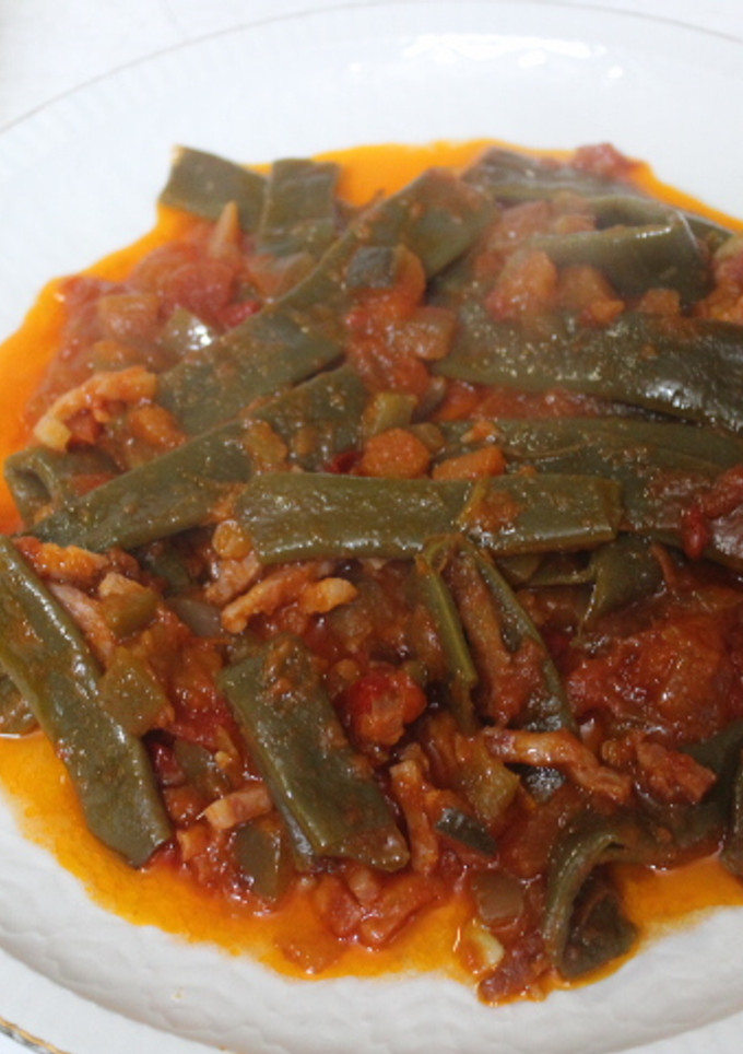 Una foto de Judías verdes con bacon y tomate fáciles
