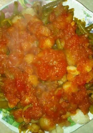 صورة لوصفة لوبيا بالصوص والبطاطا الشابة بالبزاف