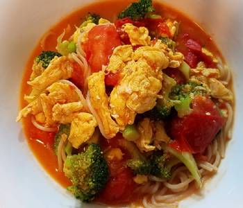 Easy Prepare Recipe Scrambled eggs broccoli and tomatoes over pasta Practical Delicious