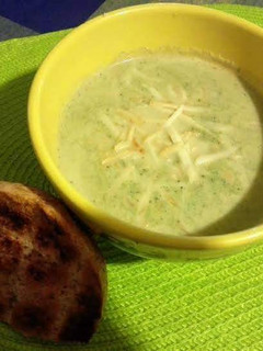 Tejszínes brokkolikrémleves, füstölt sajttal recept fotója